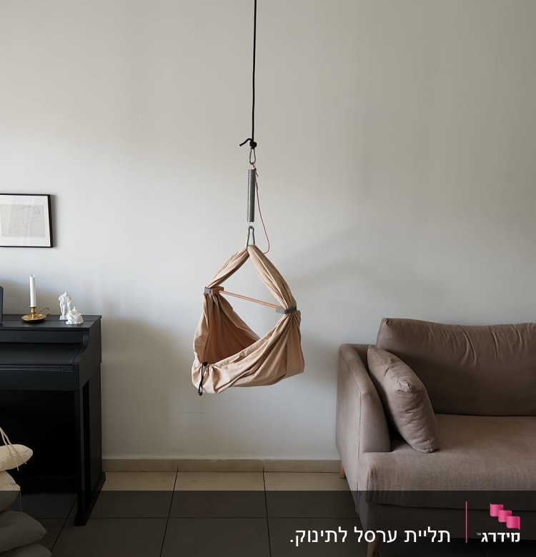 ערסל תלוי מהתקרה עם חבל וקפיץ